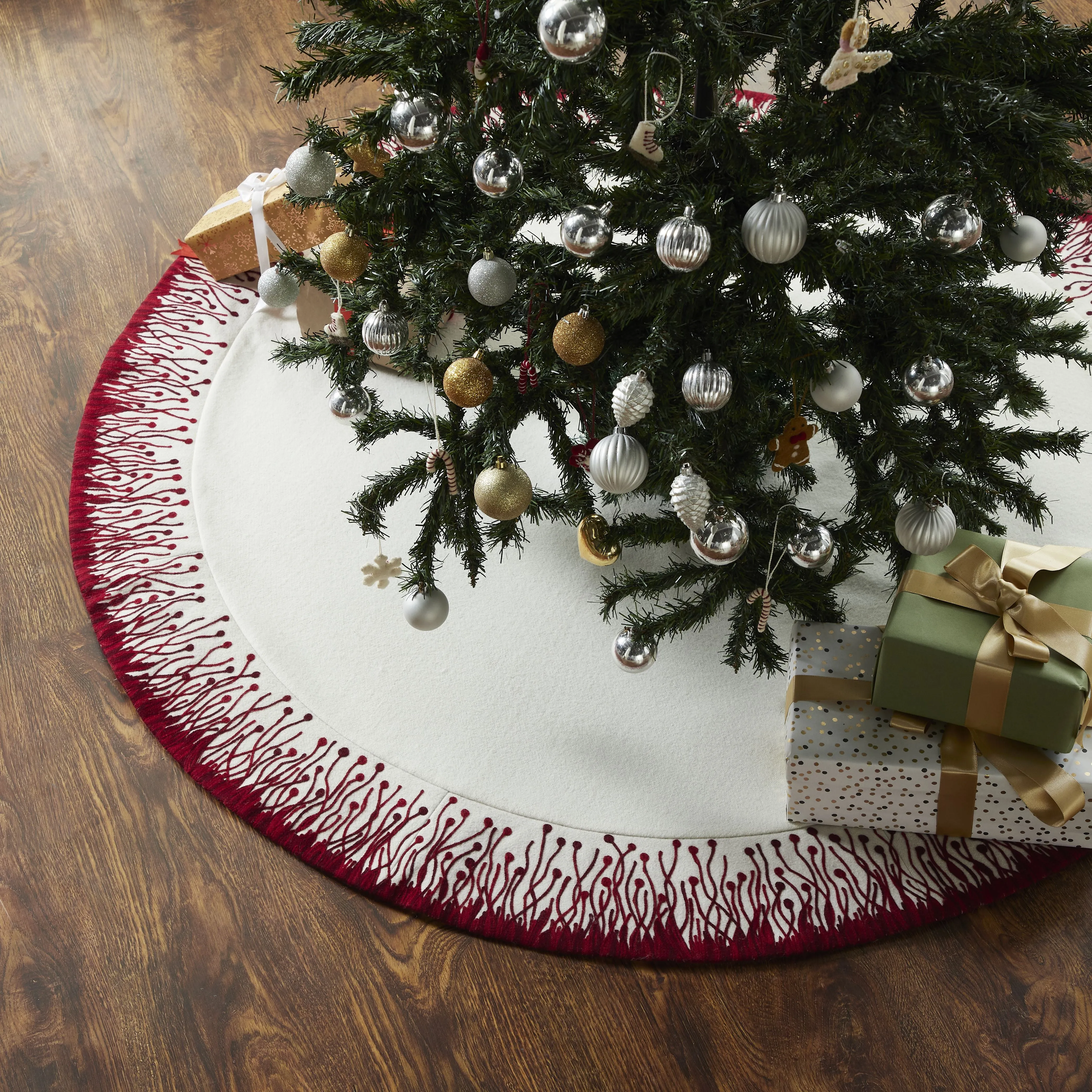 Flora Christmas Tree Skirt in Red